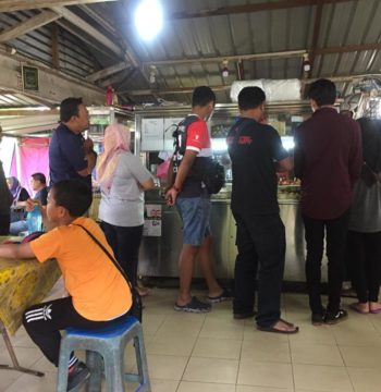 Mughni-Saujana-Cafe-nasi-lemak-johor-queue