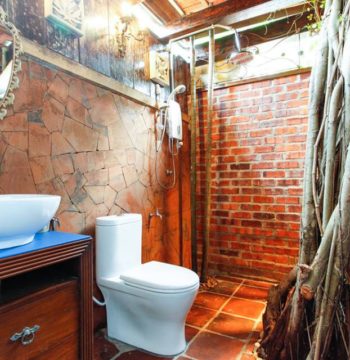 classic-malay-house-kl-airbnb-malaysia-bathroom