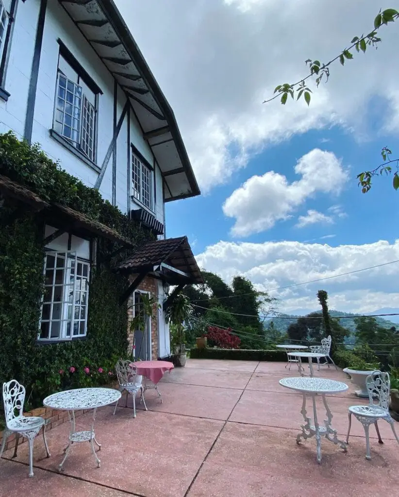 Ye Olde Smokehouse-English-Asian cuisine-seating area