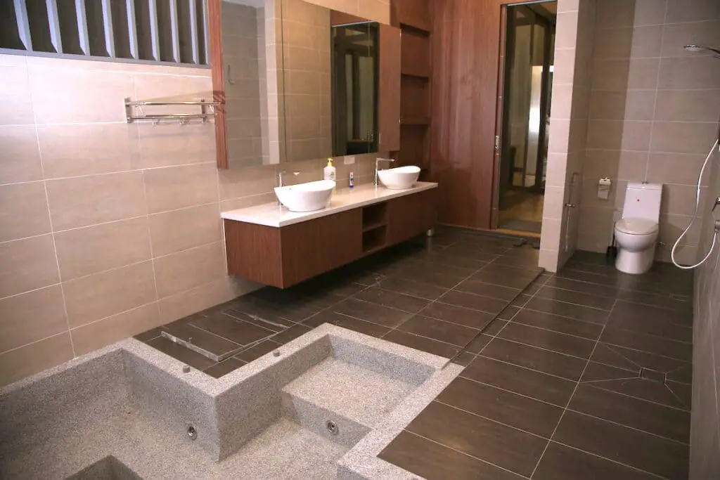 Nouri Glass Villa Airbnb Bathroom with Jacuzzi 2