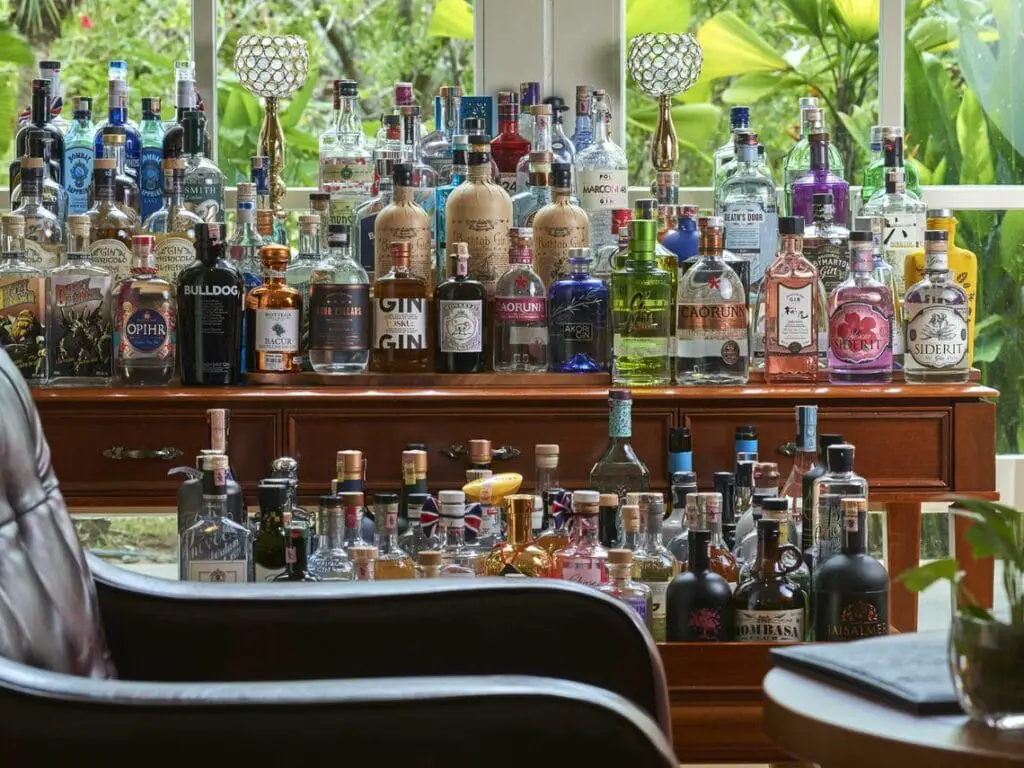 verandah-lounge-gin-collection-standard
