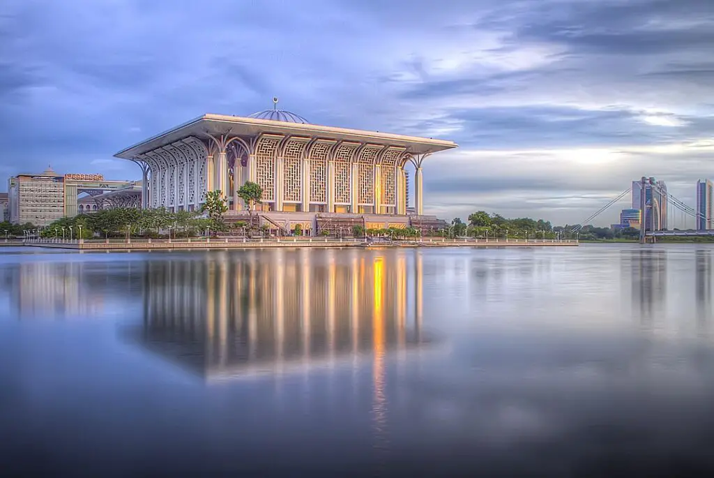 Tuanku Mizan Zainal Abidin Mosque with Lake