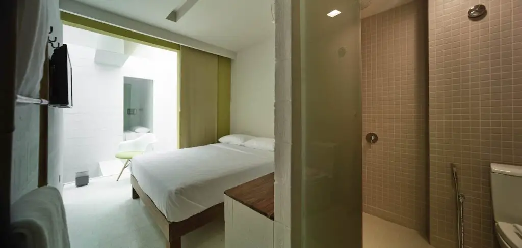 Lantern-Hotel-bedroom