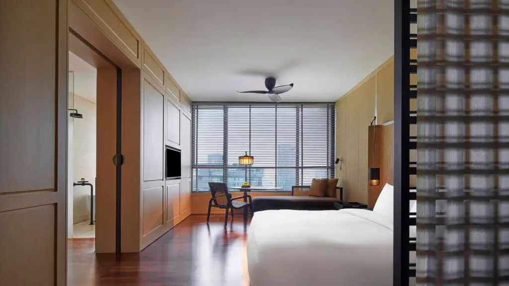 the-ruma-hotel-grand-room-king-bed