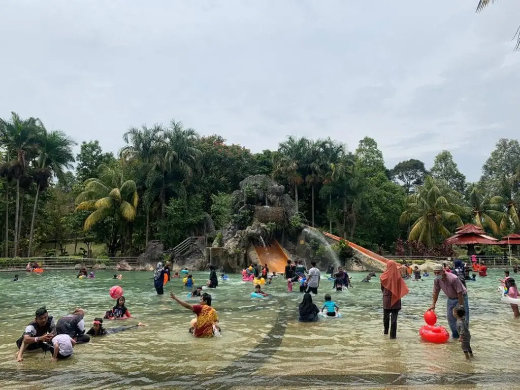 Felda-Residence-Hot-Spring-Mountain-Springs-Pool