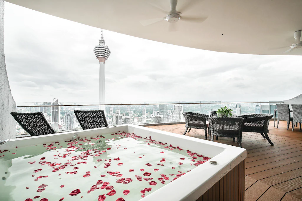 Penthouse-KLCC-Whirlpool-tub