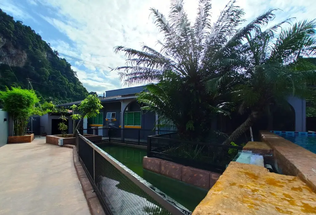 Tambun-Pool-Villa-garden